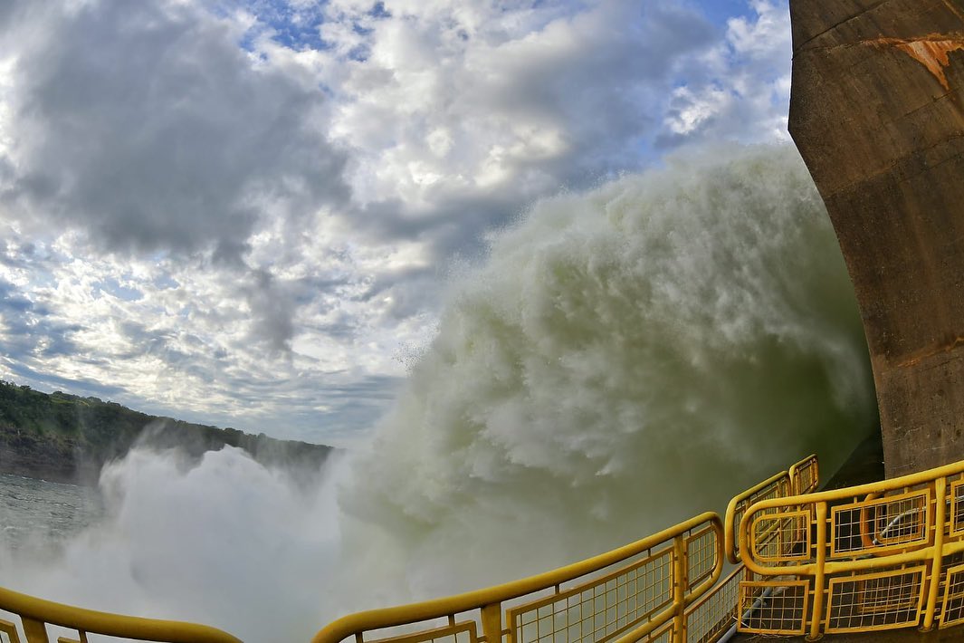 Depois de mais de um ano, Itaipu abriu o vertedouro neste sábado (14). Veja o espetáculo!