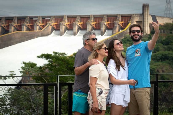 Itaipu flui a vazão média das Cataratas do Iguaçu com abertura de comportas