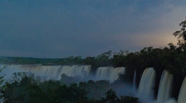 Fim de semana terá Passeio da Lua Cheia nas Cataratas do Iguaçu, lado argentino