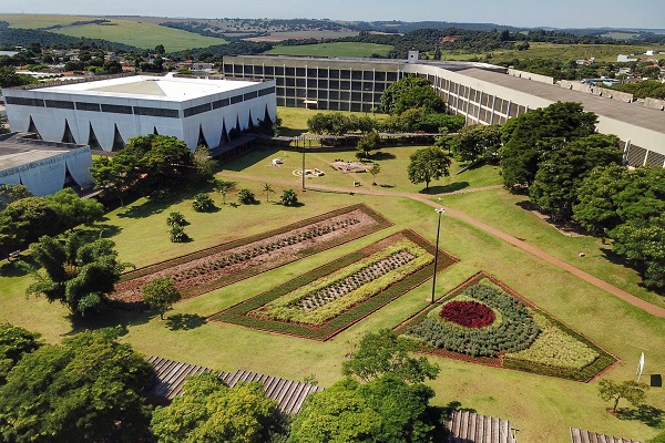 Unioeste abre concurso para contratar dez profissionais de nível superior e técnico