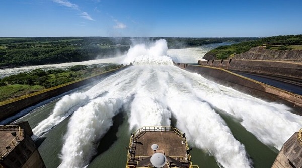 Vazão do vertedouro de Itaipu é espetáculo no feriado de carnaval