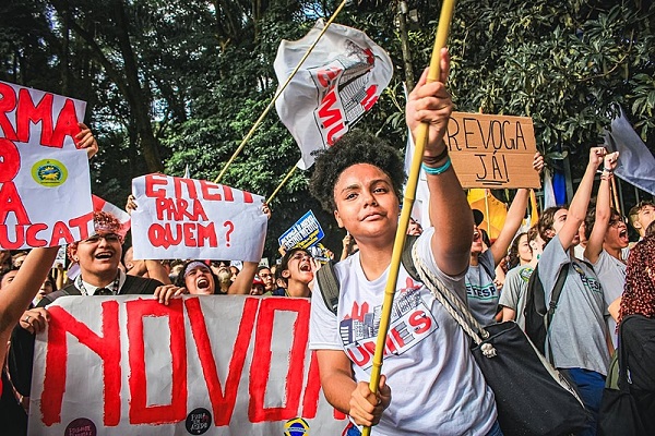 ‘Hoje a aula é na rua’: estudantes fazem atos pela revogação do novo ensino médio