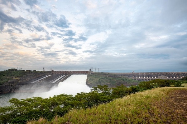 Usina de Itaipu volta a abrir o vertedouro