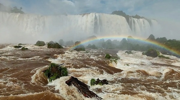 Cataratas do Iguaçu está com vazão d’água de 3 milhões de litros