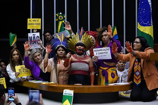 Sob protestos dos povos originários, Câmara aprova PL do Marco Temporal