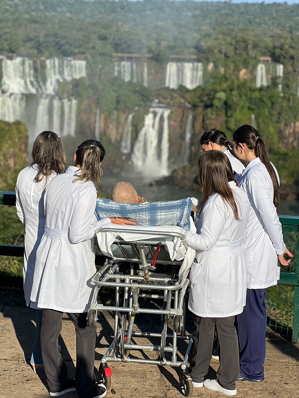 Paciente internado visita as Cataratas