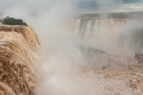 Vazão das Cataratas do Iguaçu está cinco vezes acima do normal nesta quarta (12)