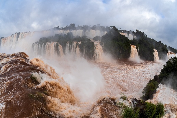 Espetáculo! Cataratas do Iguaçu registra 9 milhões de litros d’água por segundo