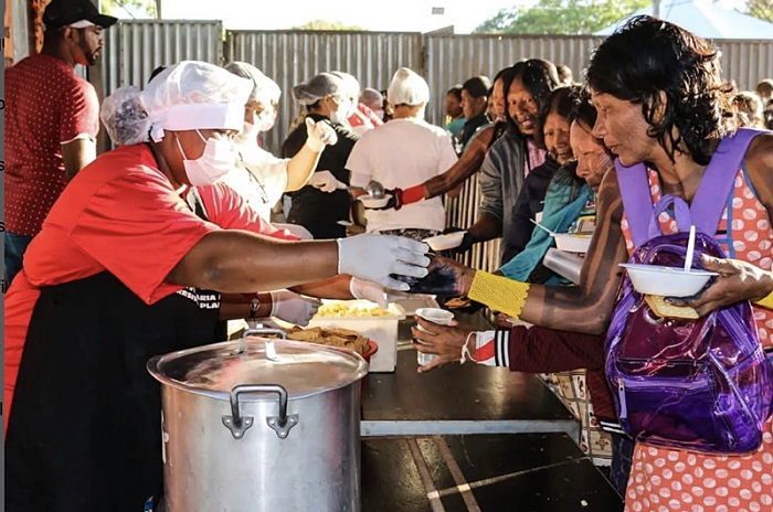 Cozinha do MTST oferece alimentação para mais de 5 mil mulheres indígenas