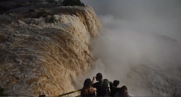 Sábado, 14: vazão das Cataratas continua alta. 9 mi de litros por segundo