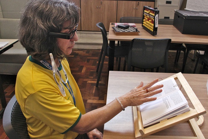 Biblioteca Pública do Paraná desenvolve projeto de leitura por telefone para idosos em asilos