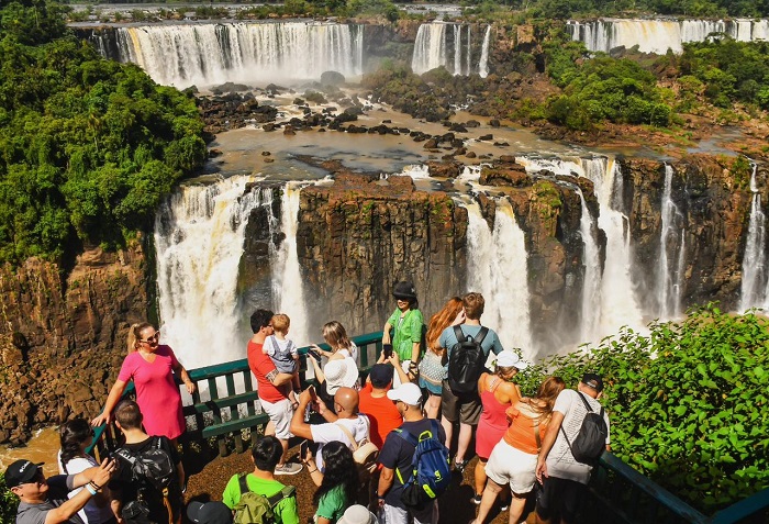 Cataratas do Iguaçu receberam mais de 214 mil visitantes em janeiro de 2024