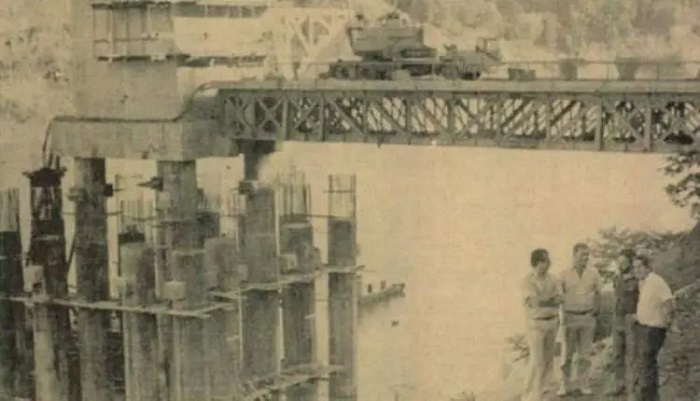 Ponte Tancredo Neves em 1984, um ano antes de ficar pronta