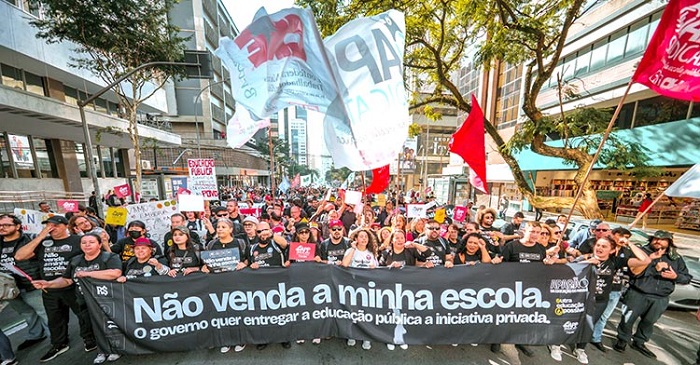 Sob protestos, deputados aprovam terceirização de escolas proposta por Ratinho Jr.