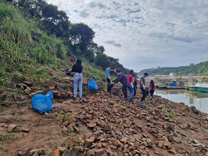 Voluntários retiram 500 quilos de lixo das encostas dos rios Iguaçu e Paraná