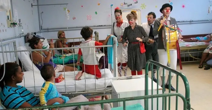 Brincadeiras e vivências de palhaços de hospitais brasileiros devem ser revistas