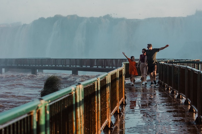 Pais moradores da região não pagam para visitar o Parque Nacional do Iguaçu no Dia dos Pais