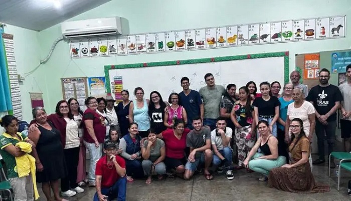 Alunos da EJA em Foz do Iguaçu dividem experiências de vida em roda de conversa