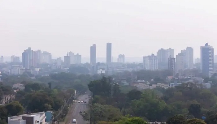 Efeito de queimadas deixa horizonte de Foz do Iguaçu esfumaçado