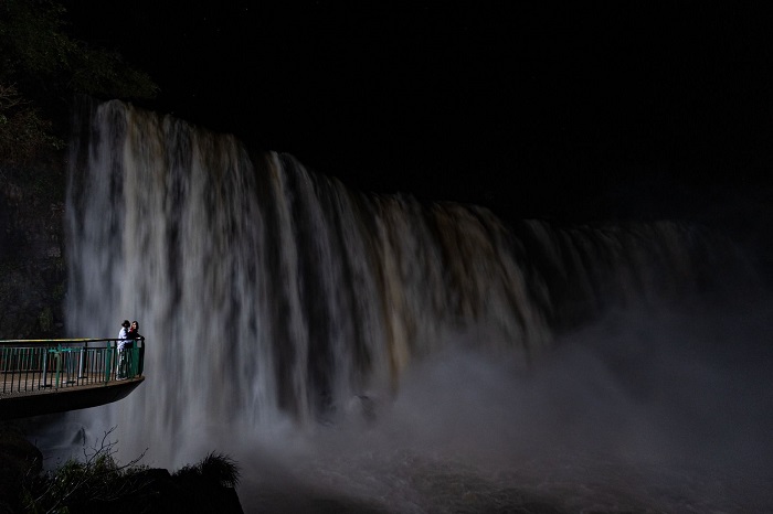 Passeio durante a noite no Parque Nacional do Iguaçu agora conta com jantar de massas