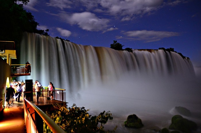 Passeio noturno nas Cataratas do Iguaçu será sob lua cheia neste sábado, 19