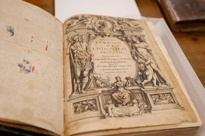 Acervo de obras raras da Biblioteca Pública do Paraná possui livro de 1584