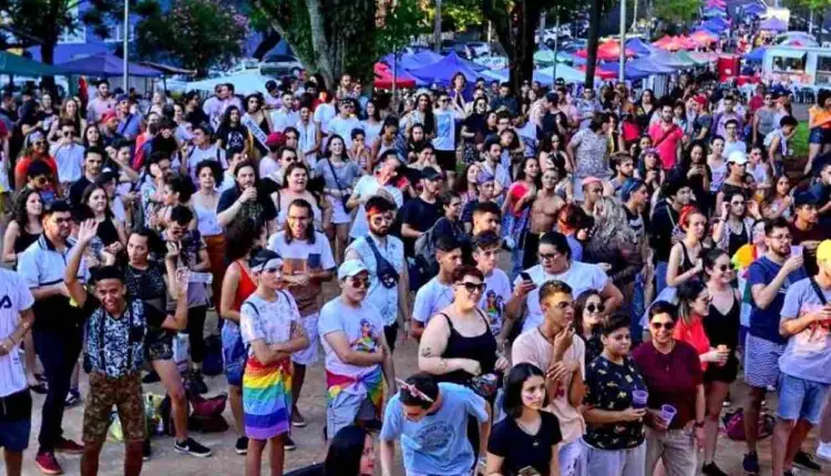 Parada do orgulho LGBT+ em Foz do Iguaçu celebra a diversidade