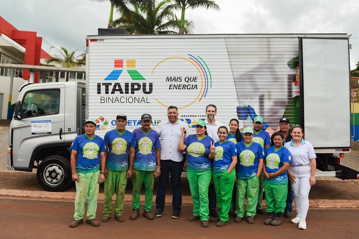 Itaipu entrega caminhões de coleta seletiva para municípios do Oeste do PR