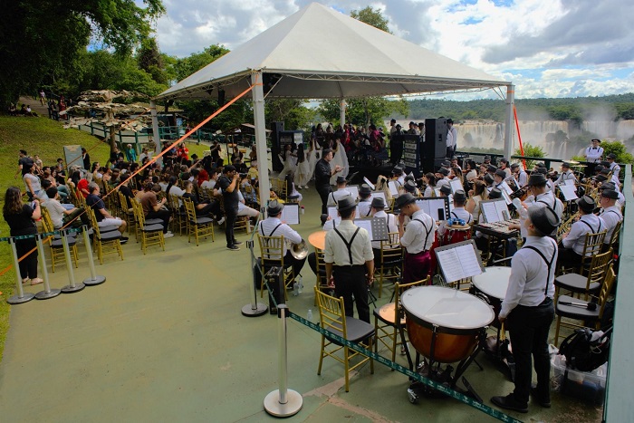 Natal conecta cultura e natureza em espetáculo nas Cataratas