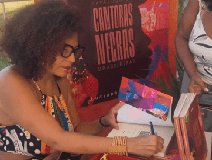 Cantora lança livro que mapeia a trajetória de artistas negras no país