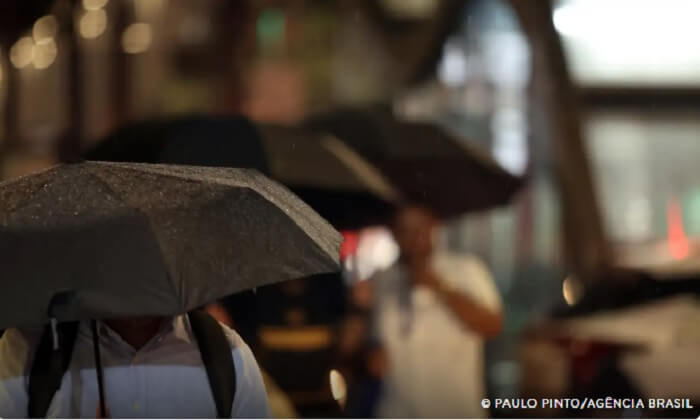Água da chuva pode estar contaminada por agrotóxico, diz estudo