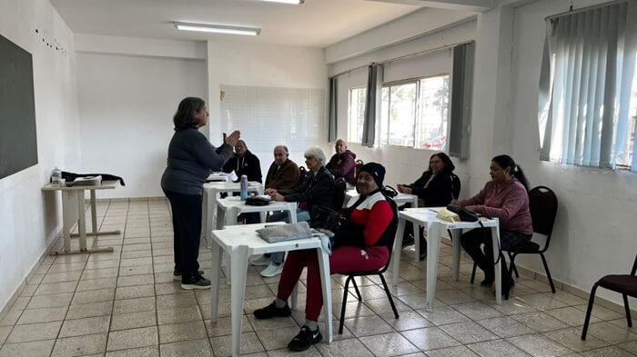 Em Foz, centro de convivência dá aulas de português para idosos estrangeiros