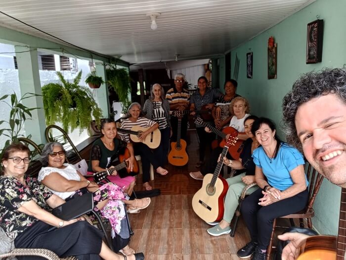 Idosos iguaçuenses gravam música “Rosa Branca” em oficina de violão