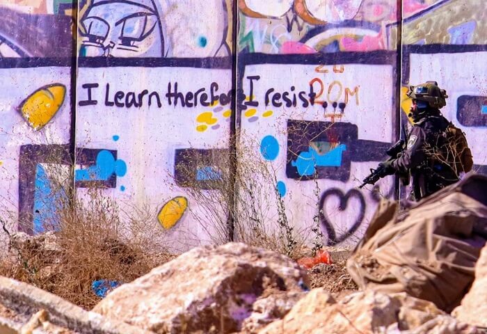 Exposição em Foz traz resistência e arte urbana nos muros da Palestina