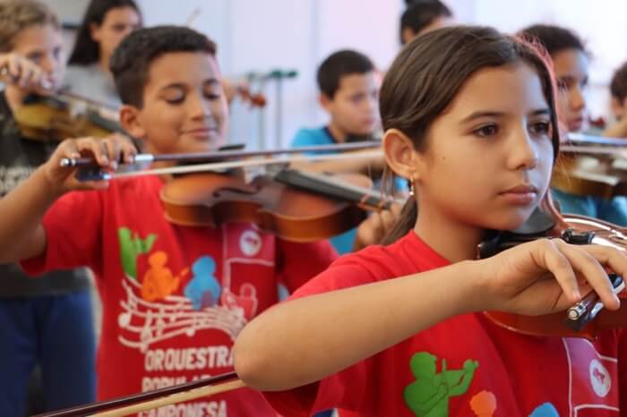 Mãos de plantar, colher e tocar instrumentos: projeto une música, educação e agroecologia no Paraná