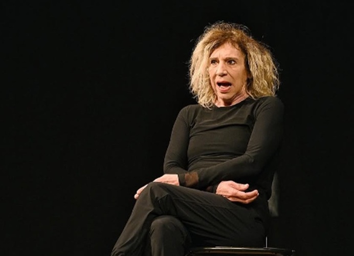 Sábado (13), Denise Stoklos apresenta “Um fax para Colombo” no FeCult da UNILA
