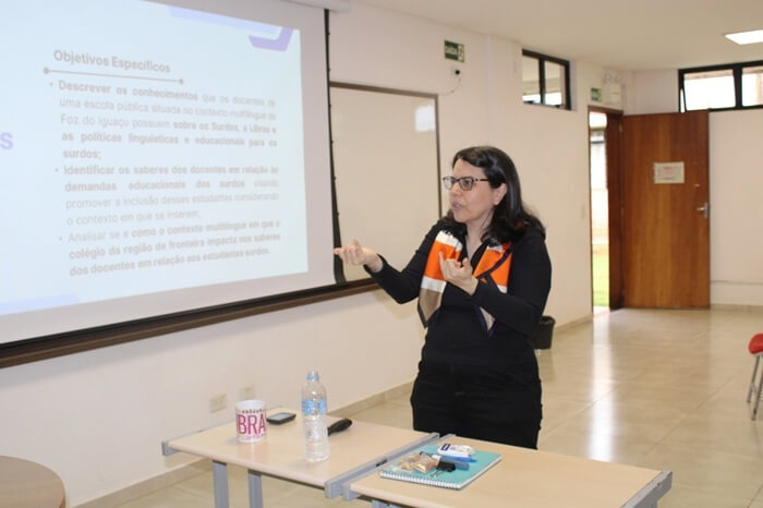 Professora surda defende tese de Doutorado na Unioeste Foz