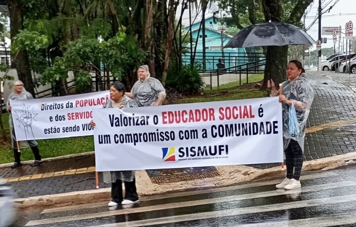 Educadores sociais fazem manifestação em Foz do Iguaçu
