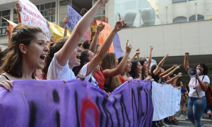 Presença feminina no trabalho cresce, mas desigualdades persistem