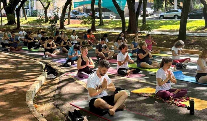 Ioga na Feira da JK promove saúde e prevenção à violência contra mulheres