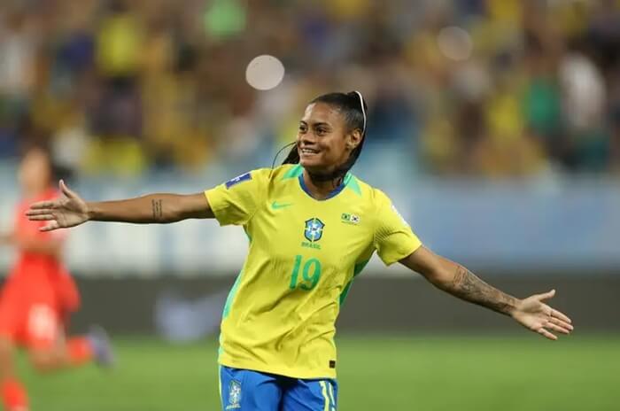 Lula sanciona lei da Copa do Mundo Feminina e reconhece pioneiras