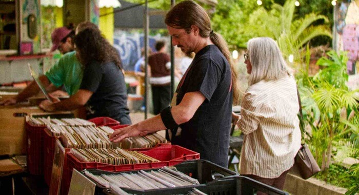 Feira de vinil com 4 mil discos e opções a partir de R$ 5 chega a Foz