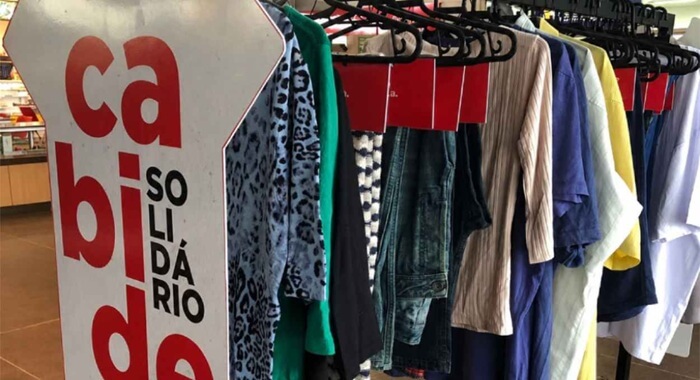 “Cabide Solidário” recebe doações na Rodoviária de Foz do Iguaçu