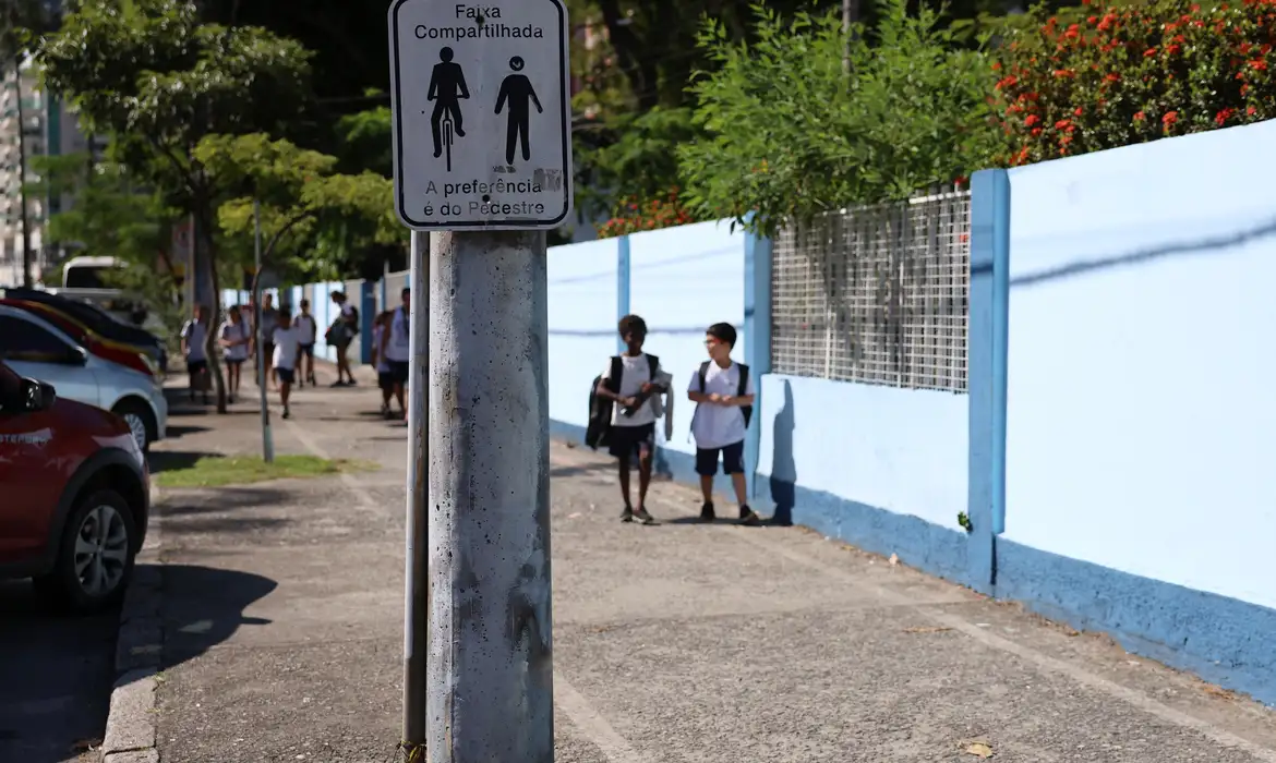 Brasil reduz pobreza, mas amplia desigualdades, mostra estudo