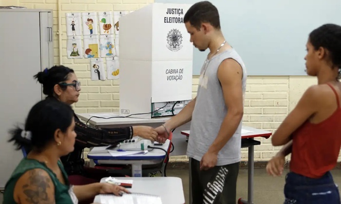 Nesta segunda (21), Caminhos da Reportagem: importância do voto para jovens e idosos