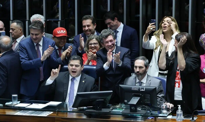 Vitória dos trabalhadores! Senado aprova fim da escala 6×1 e redução da jornada de trabalho